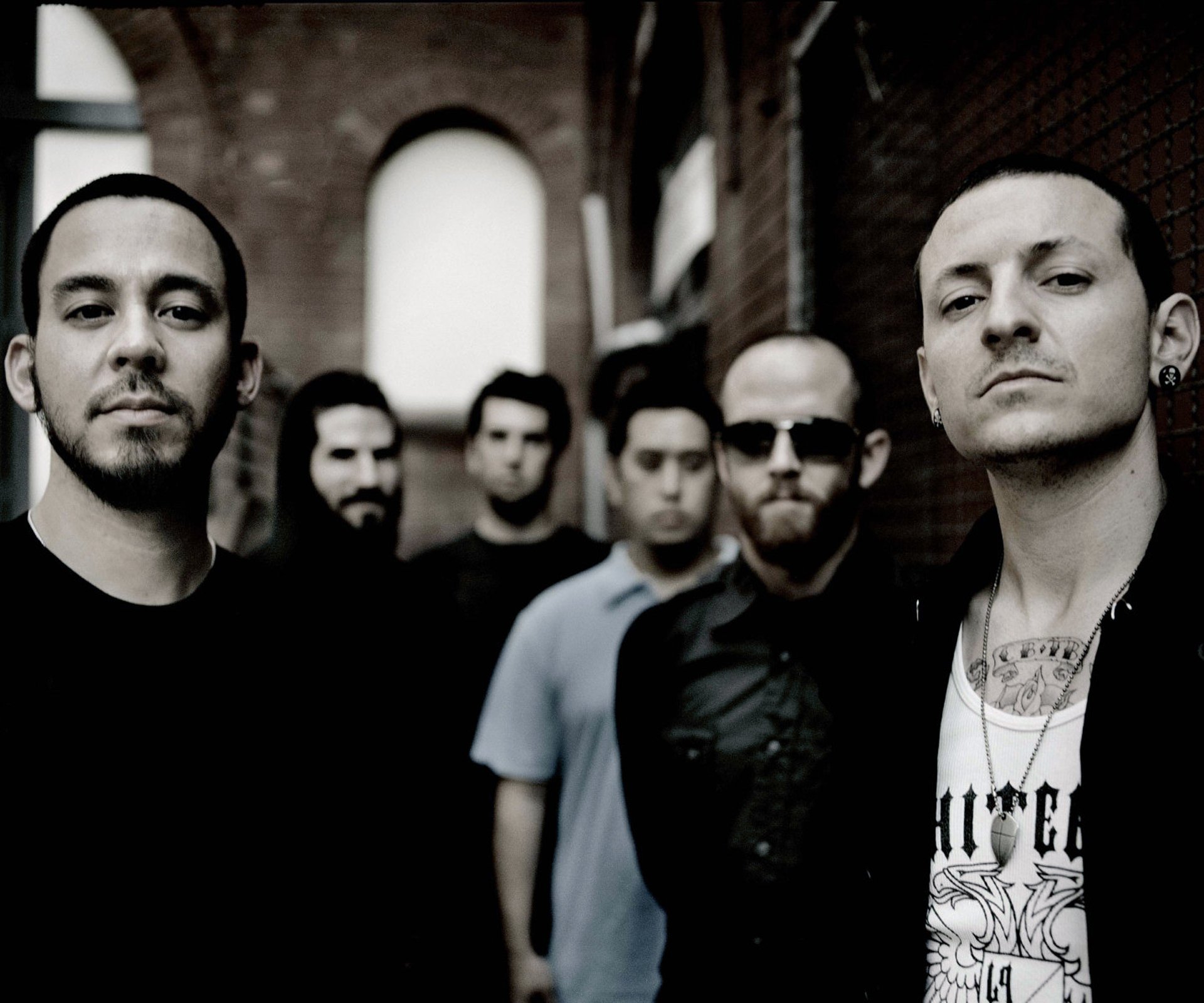 linkin park groupe chester mike shinoda photo obscurcie