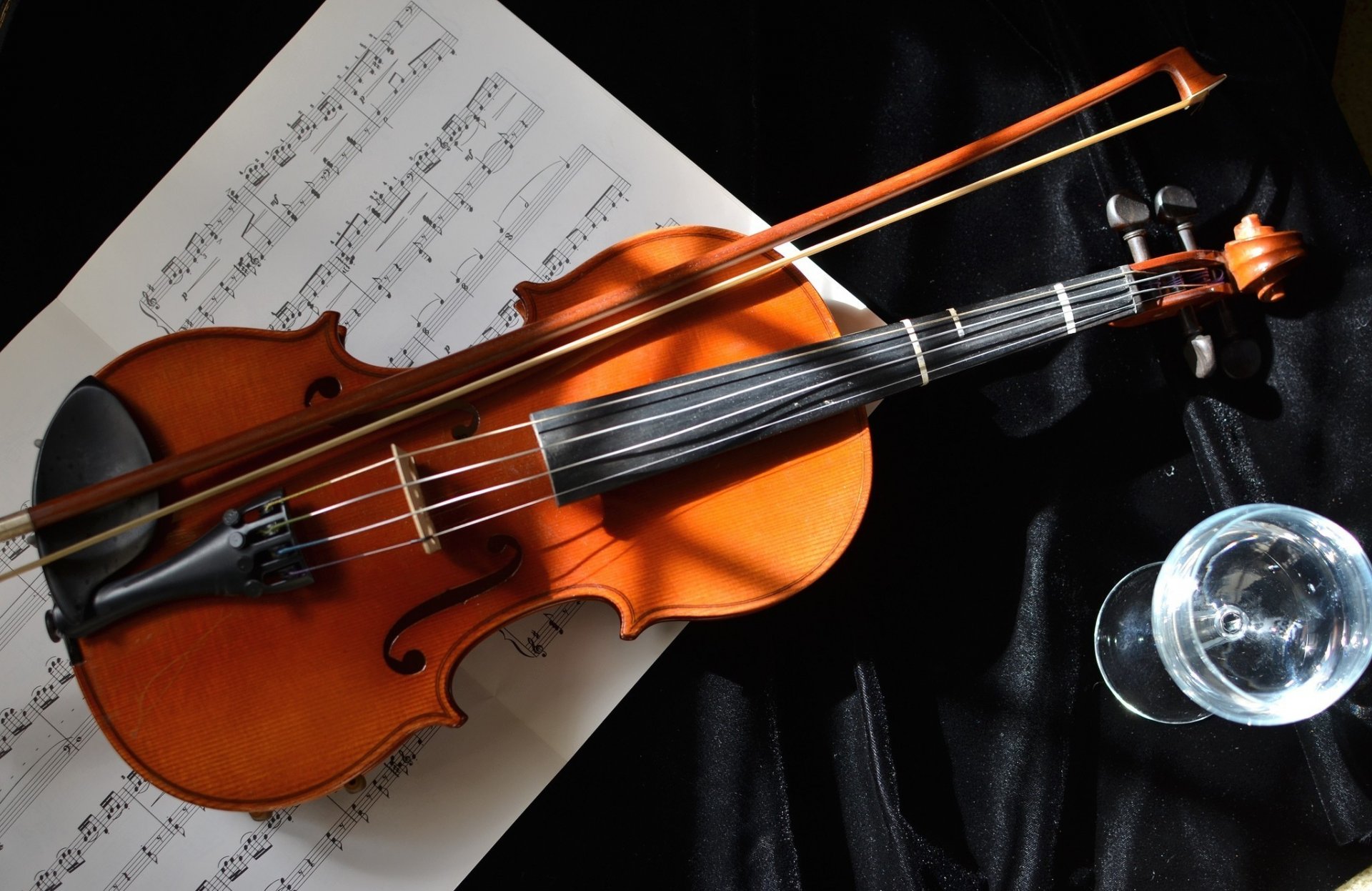 violine bogen saiten instrument weinglas musik noten