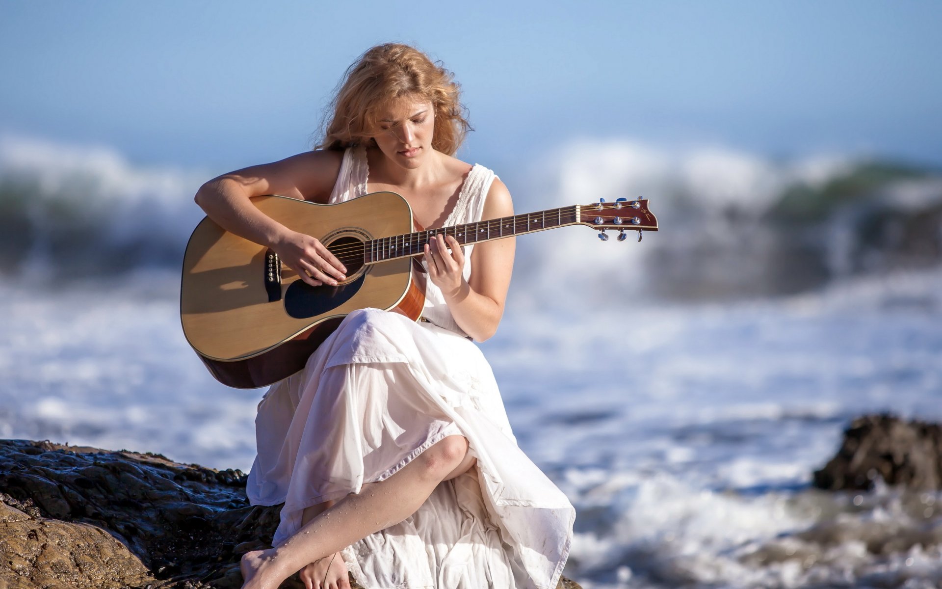 ragazza chitarra musica mare