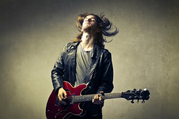 Ragazzo biondo con chitarra rossa