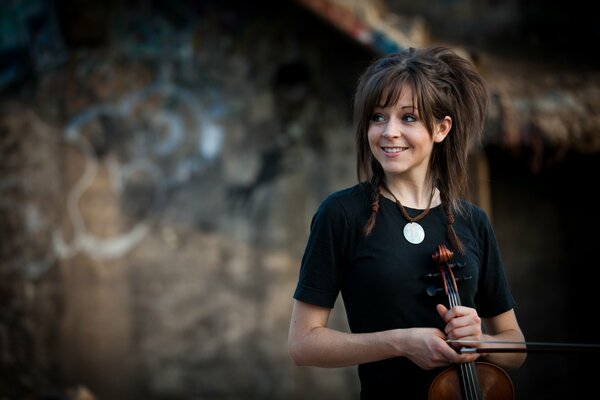 Hermosa chica con un violín en sus manos