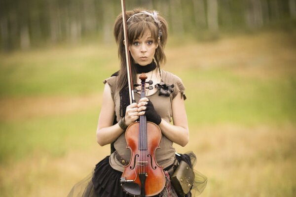 Chica en el campo con el violín