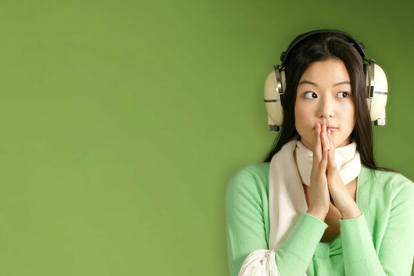 Fille japonaise dans un casque sur fond vert