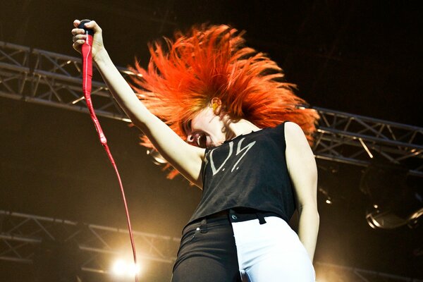 Chanteuse Rousse chante sur scène