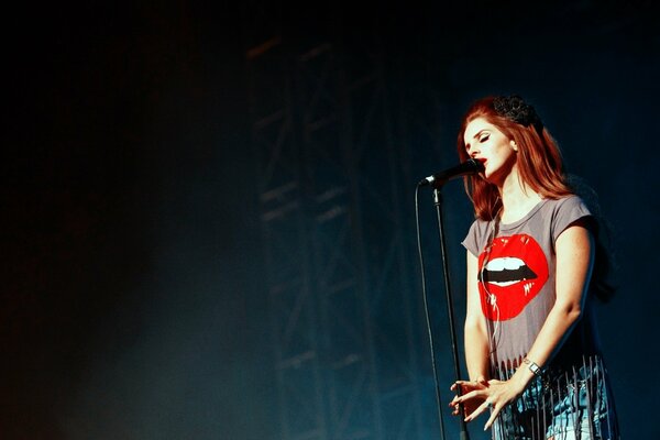 Chanteuse Rousse en t-shirt brillant sur scène