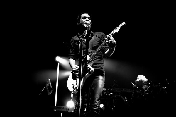 Silhouette sombre d un homme avec une guitare sur scène