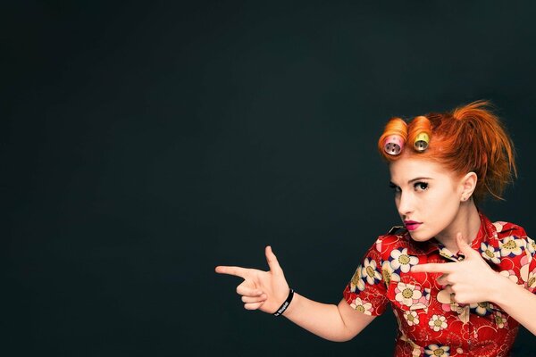 Rousse célébrité dans le style de femme au foyer