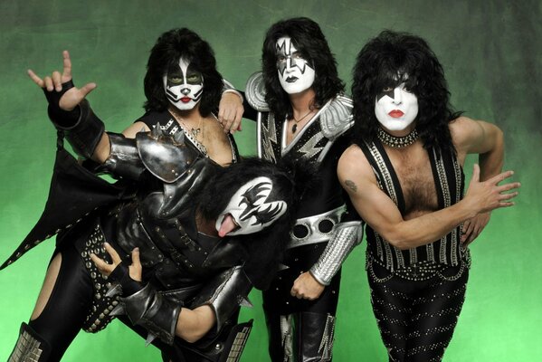 Черно-белый макияж рок-группы Kiss 