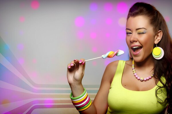 Подмигивающая девушка со сладостью и браслетами разных цветов