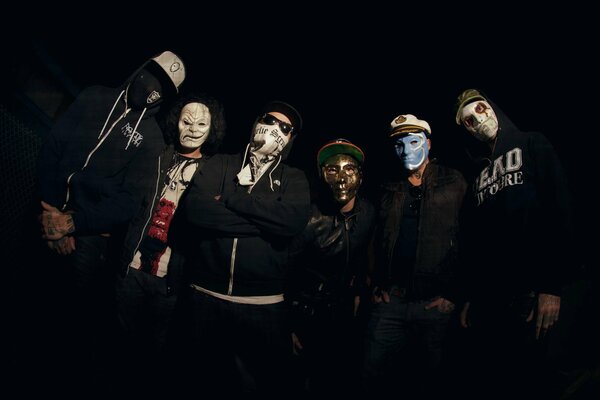 Böse Jungs in Masken auf dunklem Hintergrund