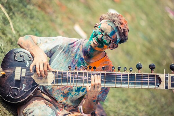 Un musicista in vernice suona uno strumento