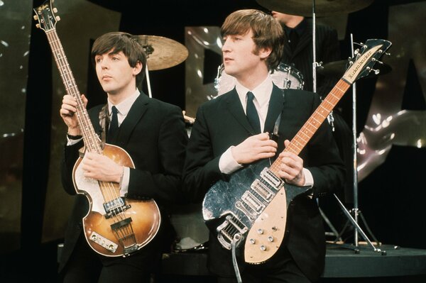 John Lennon und Paul McCartney mit Gitarren