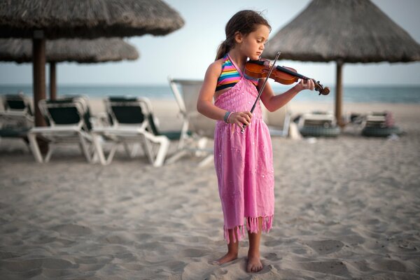 Kleines Mädchen im rosa Kleid spielt Geige