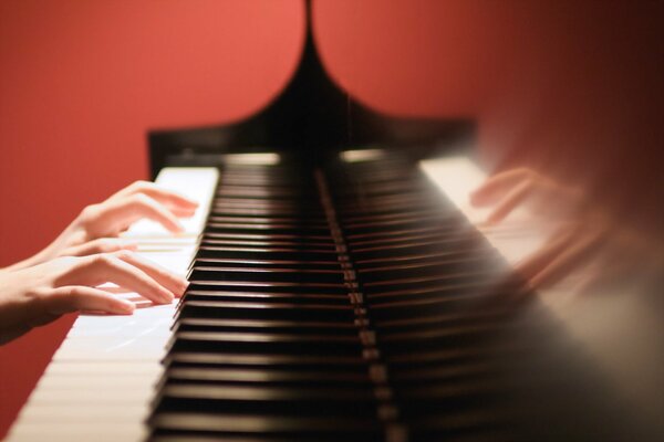 Musique sous la douche. Mains sur le piano