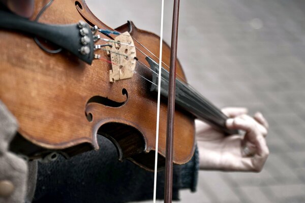 Dans la rue, l homme joue du violon