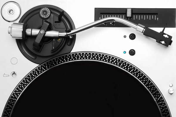 DJ installazione disco in vinile