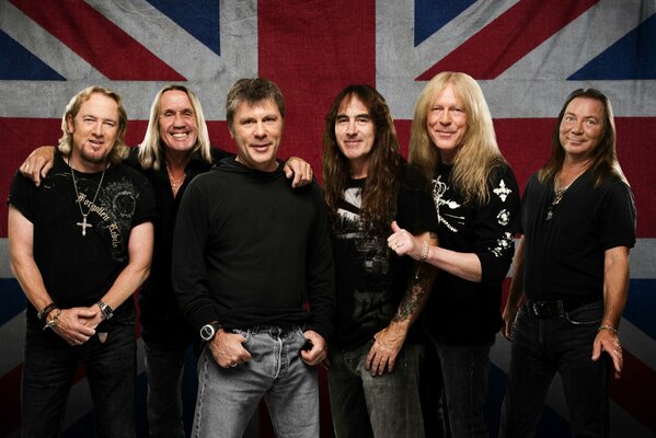 Gruppo Iron Maiden sullo sfondo della bandiera