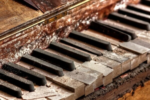 Piano antiguo en el polvo