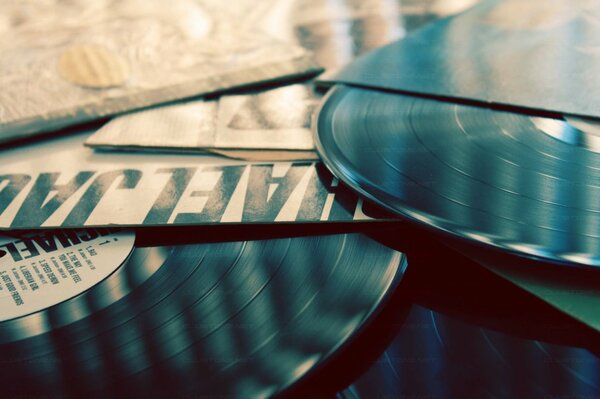 Retro-Schallplatten mit Musik auf dem Tisch