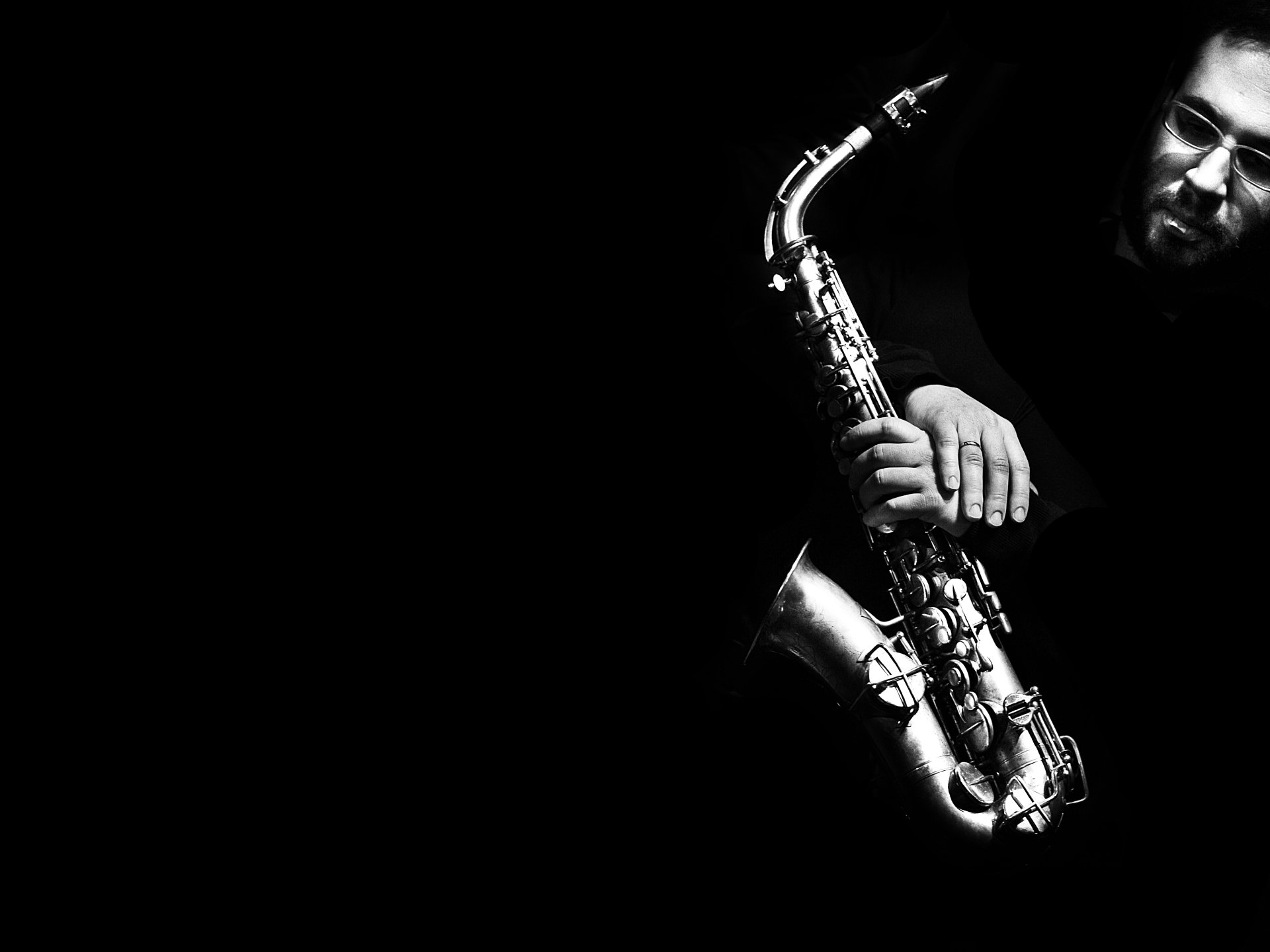 saxofón instrumento musical hombre.manos cara blanco y negro b / w