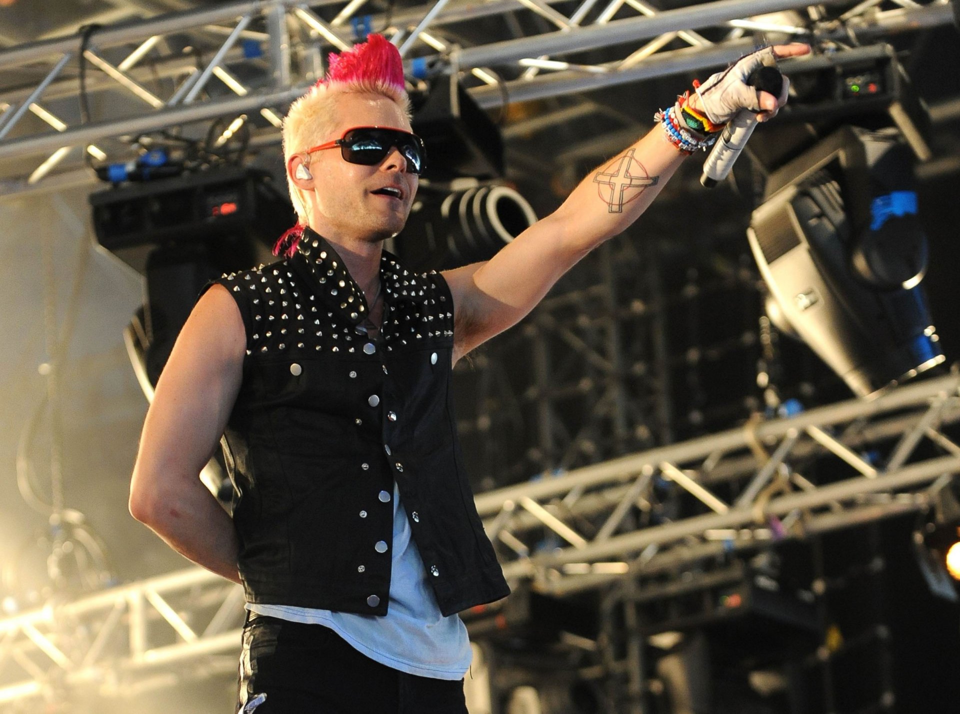 tage concerto 30 seconds to mars jared leto microphone gloves colored bracelets tattoo sunglasses mohawk