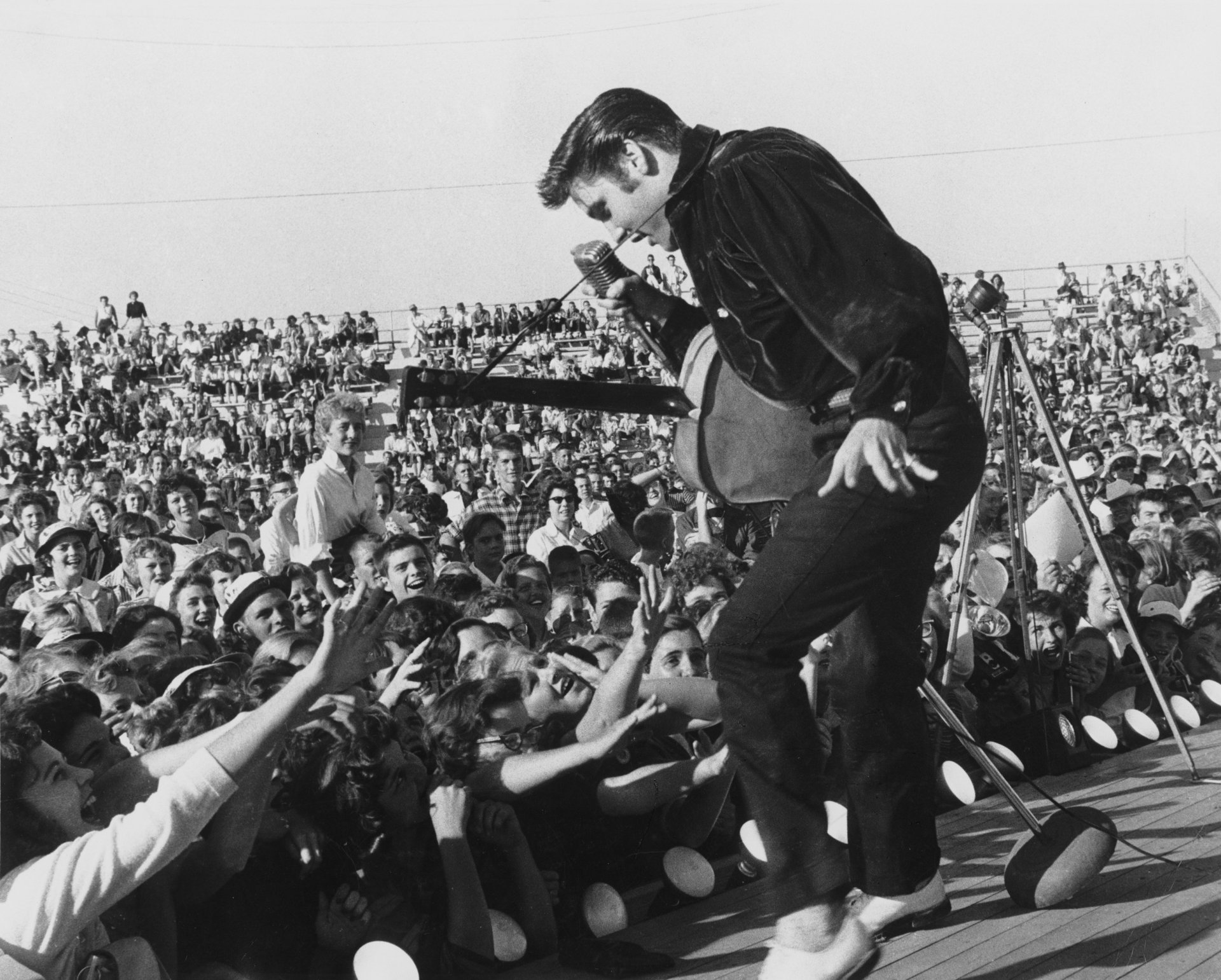 elvis presley elvis presley sänger rock n roll könig musik gitarre mikrofon szene tanz zuschauer fans fans tapete 1957