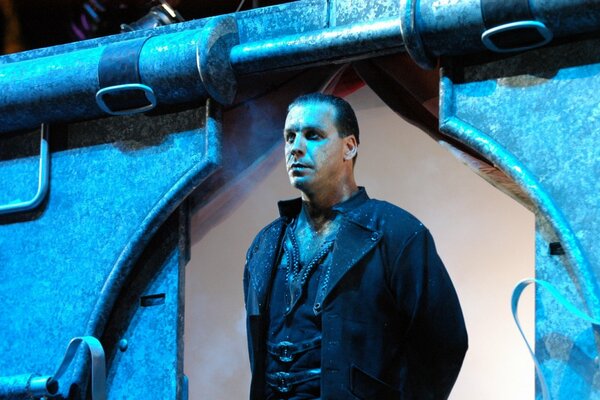 Grave Till Lindemann sur fond bleu