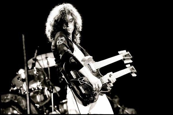 Jimmy Page von der Band led zeppelin spielt Rock