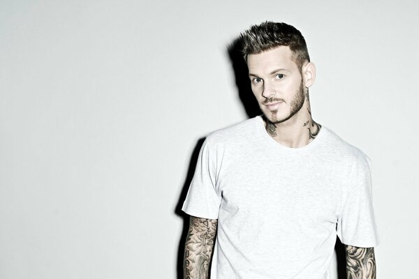 Netter Franzose Matt Pokora auf weißem Hintergrund