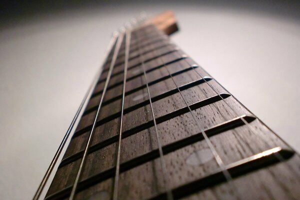 Guitar strings, Frets on the neck