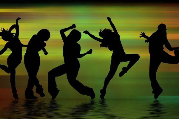 Cinco chicas bailando en un fondo de color