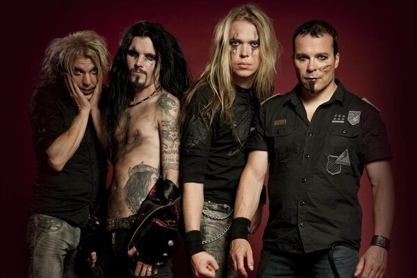 Finnische Metal-Band apocalyptica auf rotem Hintergrund