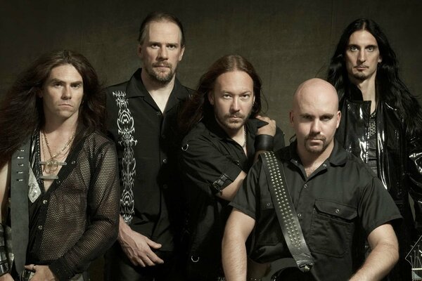 El grupo Hammerfall en un fondo oscuro