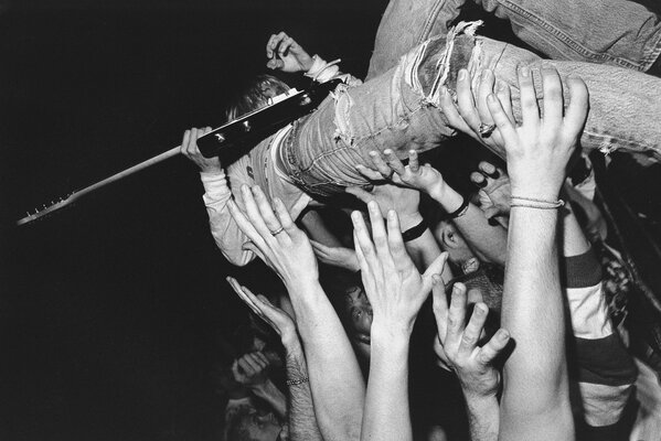 El músico Kurt Cobain en la multitud en sus brazos