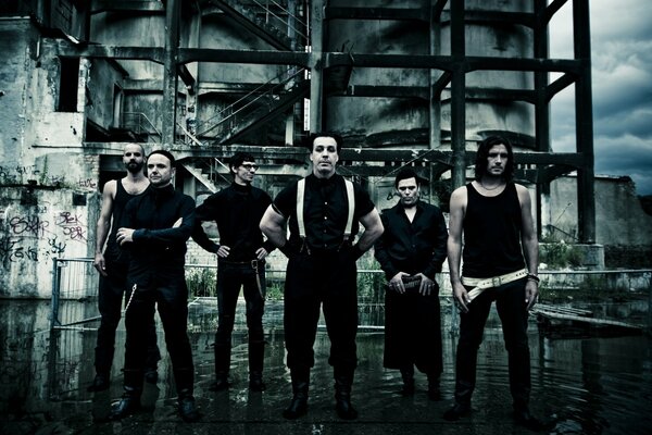 Rammstein-Gruppe auf dunklem Hintergrund