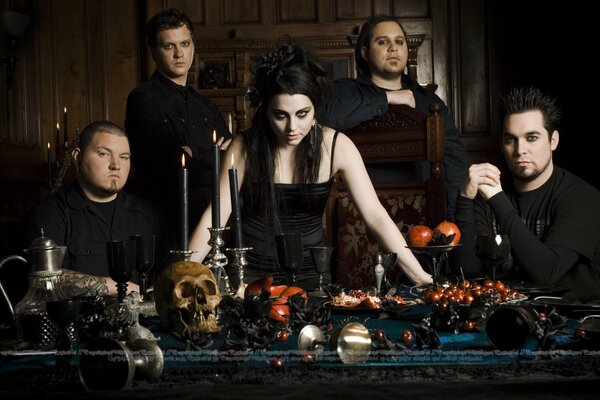 Groupe evanescence photo de groupe à la table où le crâne et les friandises