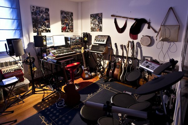 Studio-Zimmer mit Musikinstrumenten