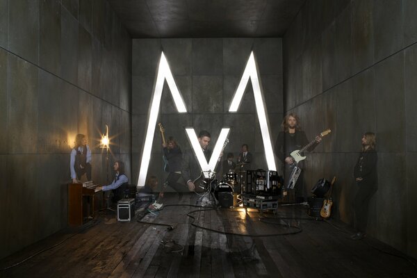 Grupa Maroon 5 w zamkniętej przestrzeni