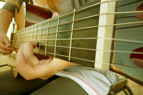 Musica chitarrista con macro chitarra in colori chiari