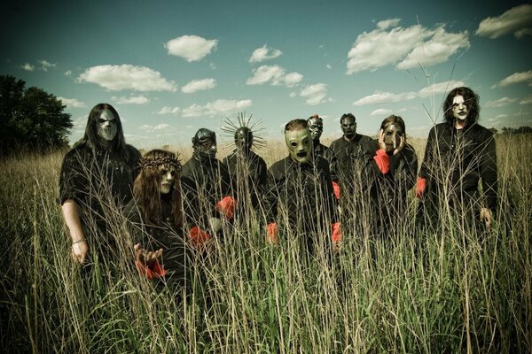 Gruppe von slipknot im Feld auf Himmelshintergrund