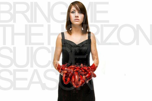 Девушка из suicide season стоит в кишками в руках