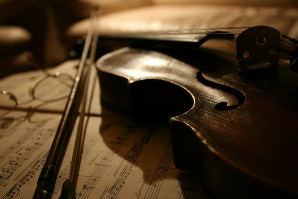 Violon couché sur un cahier de notes