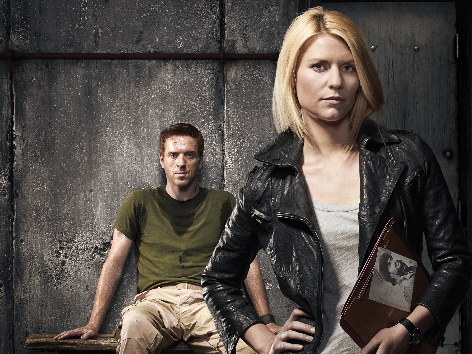 heimat fremder unter seinen eigenen tv-serie damian lewis nicholas brody nicholas brody claire danes carrie mathison bank bank kamera ordner dokumente fotografie foto