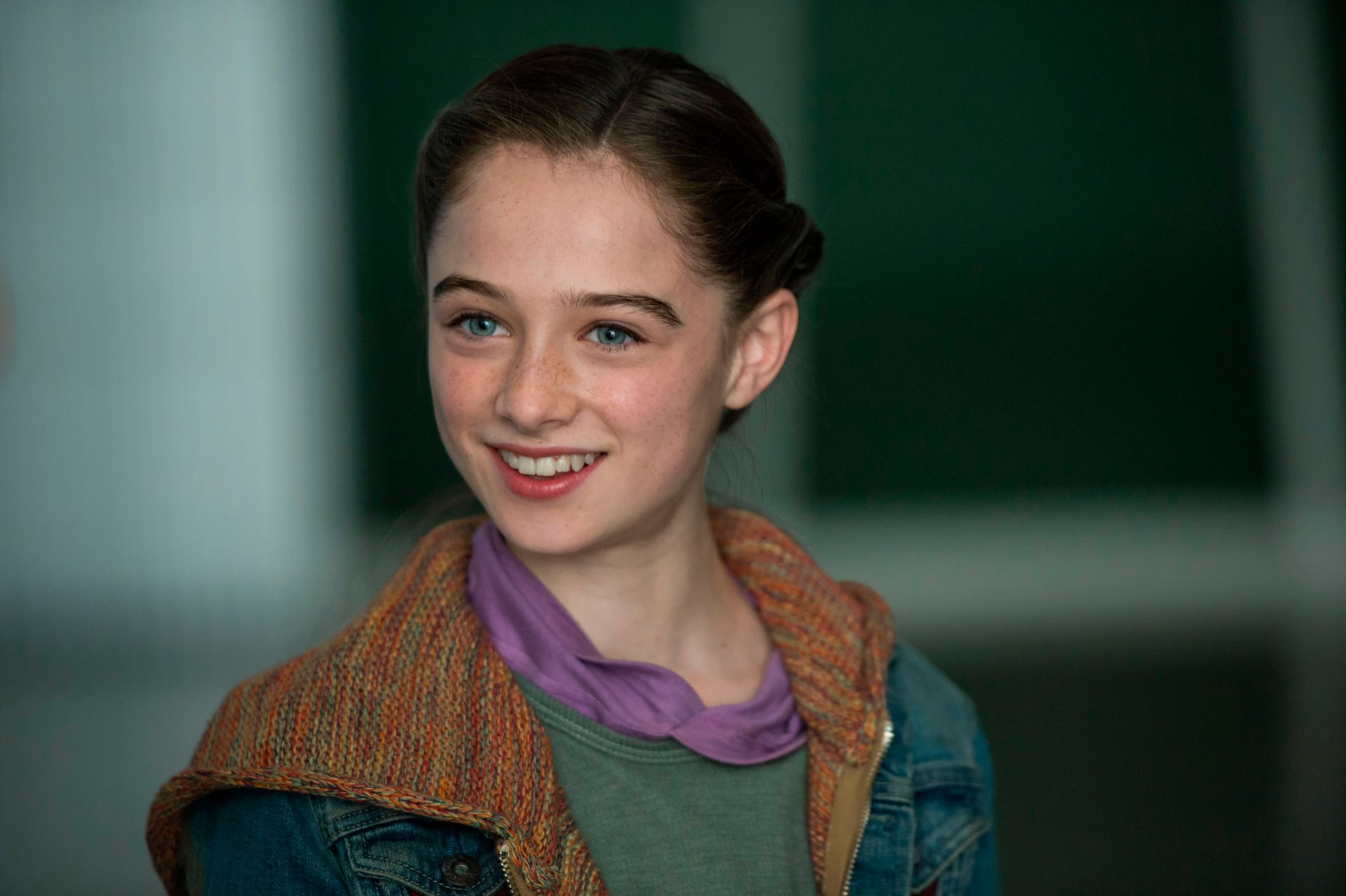 raffey cassidy dans le film la terre du futur tomorrowland