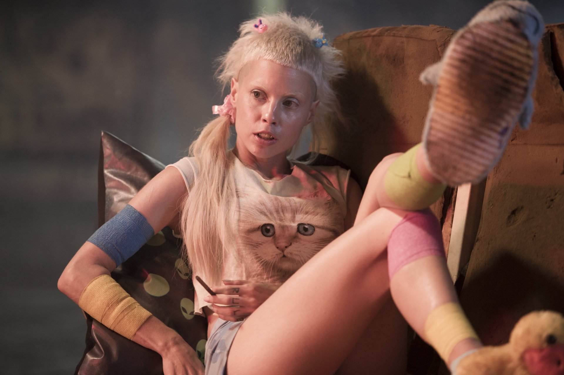 kid movie movie 2015 yolandi visser yo-landi visser die antwoord action sci-fi thrillers fantasy blonde white hair girl screenshot image hd wallpaper