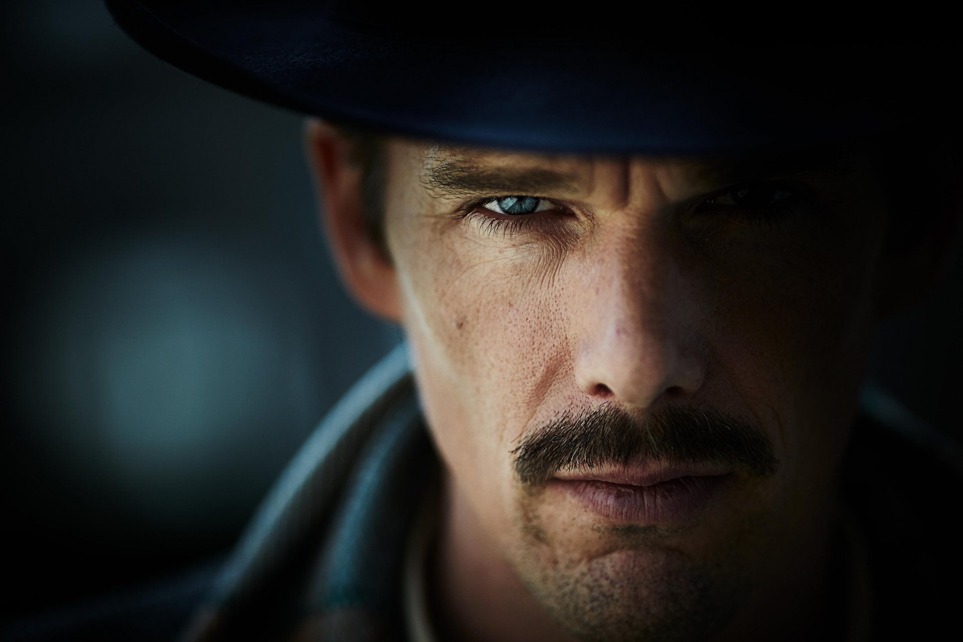 patrol czasu predestynacja fikcja ethan hawke ethan hawke barman spojrzenie wąsy kapelusz zbliżenie bokeh