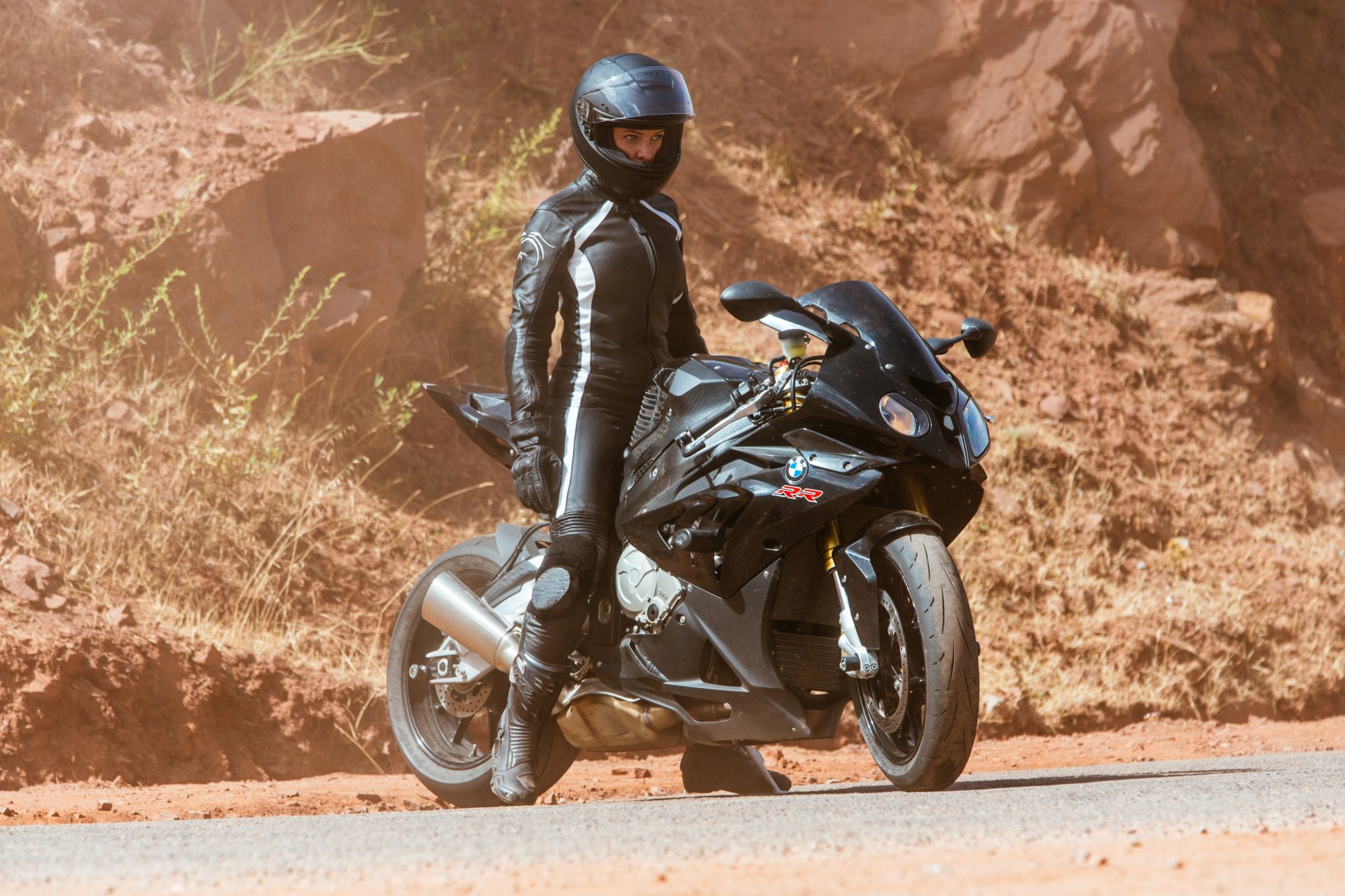 mission: impossible-rogue tribe mission : impossible-rogue rebecca ferguson ilsa casco tuta moto bici nero strada pietre telaio