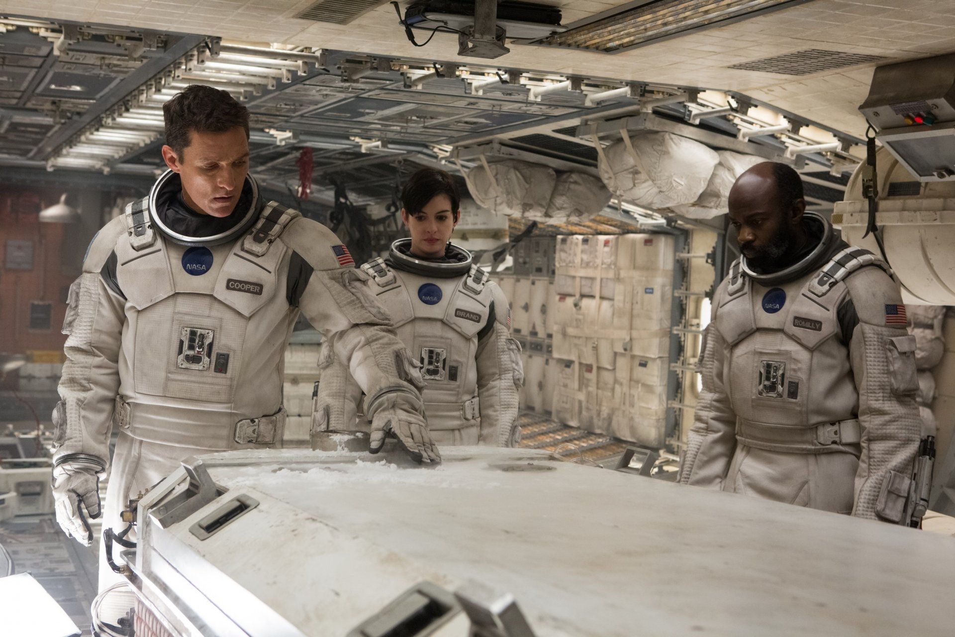 interstellar interstellar fiktion astronauten raumanzug matthew mcconaughey anne hathaway