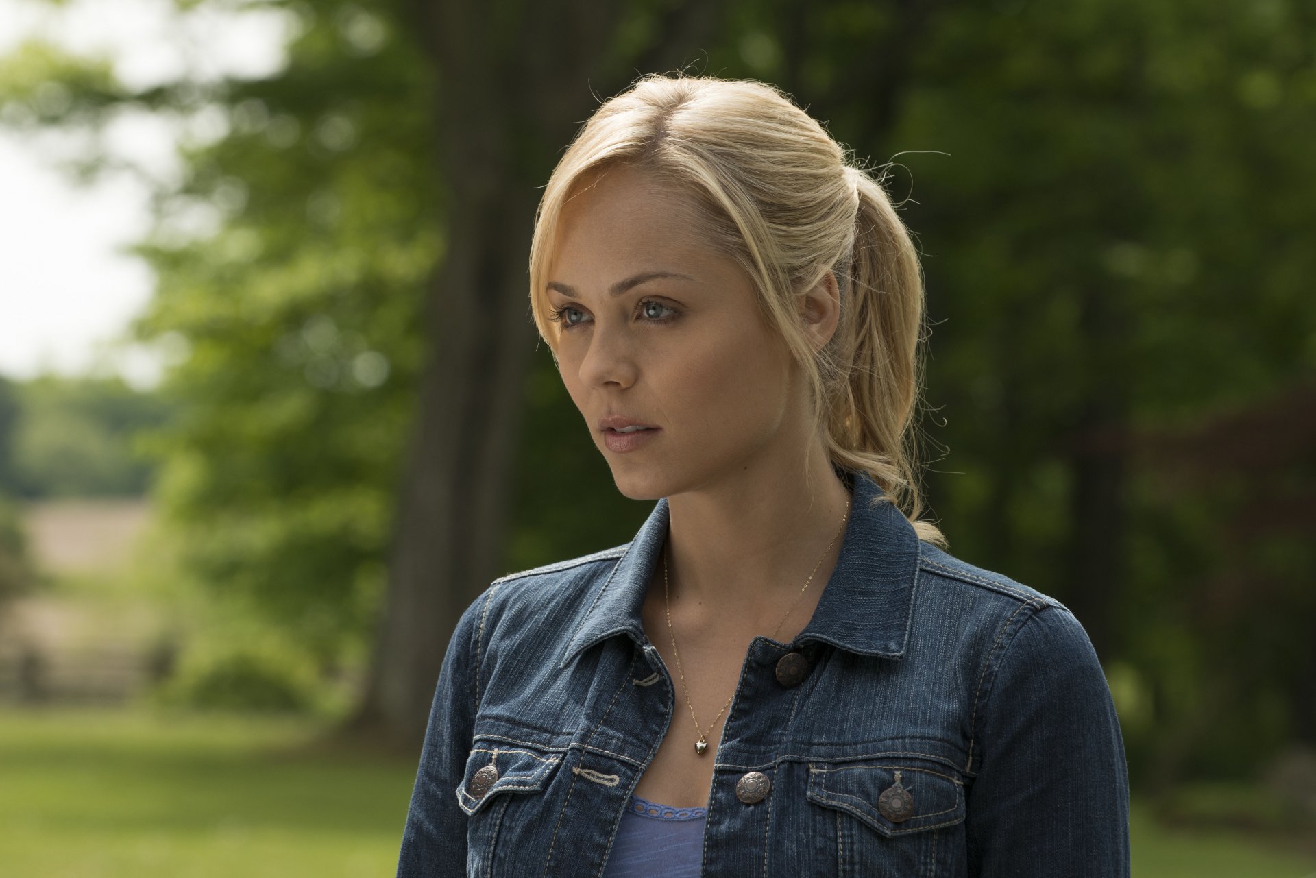 bitten bitten tv series laura vandervoort laura vandervoort actress blonde denim