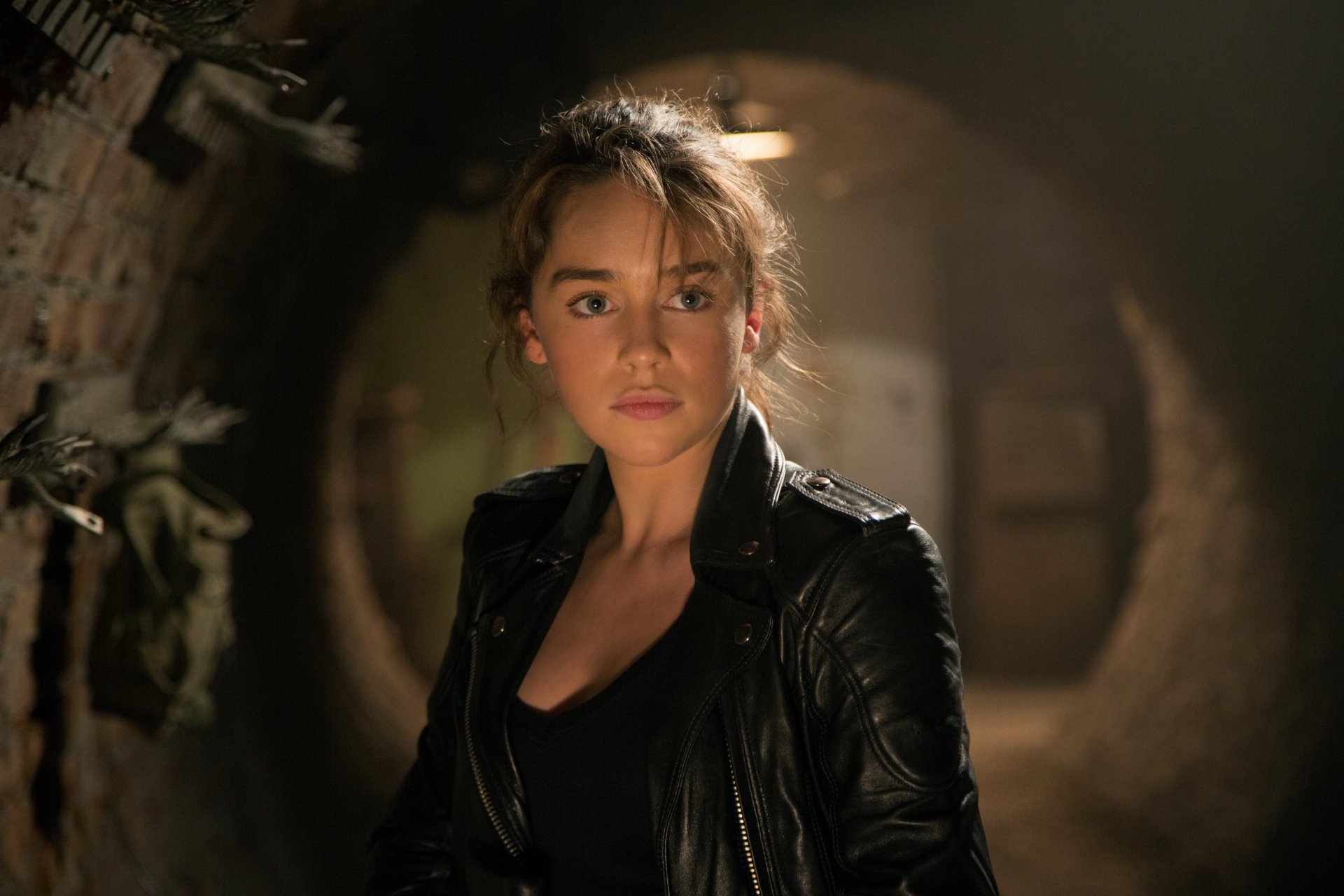 terminator: génesis emilia clarke sarah connor chaqueta de cuero mirada fondo